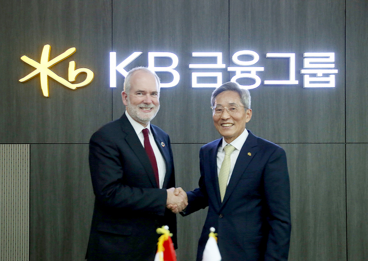 9일 여의도에 위치한 KB국민은행 신관에서 KB금융그룹 윤종규(오른쪽) 회장과 토마스 앙커 크리스텐센 덴마크 기후대사가 기념촬영을 하고 있다.