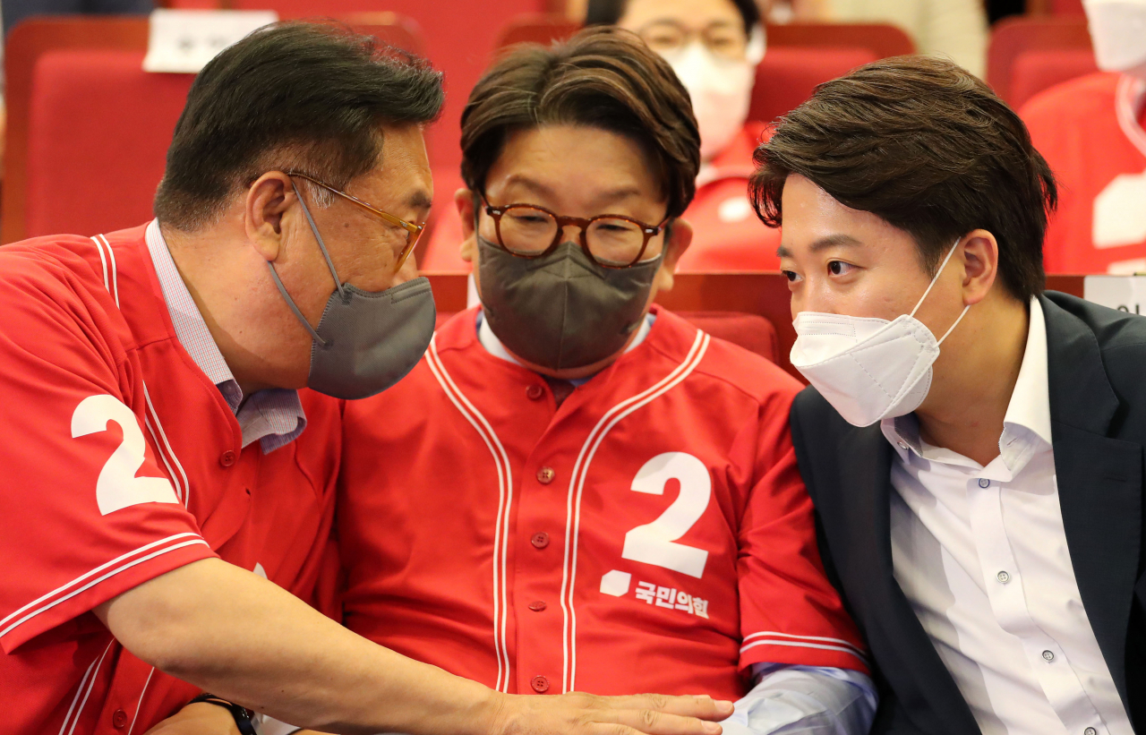 국민의힘 이준석 대표(오른쪽부터), 권성동 원내대표, 정진석 의원이 1일 서울 여의도 국회도서관에 마련된 ‘국민의힘 제8회 지방선거 개표상황실’에서 이야기를 나누고 있다. [연합]