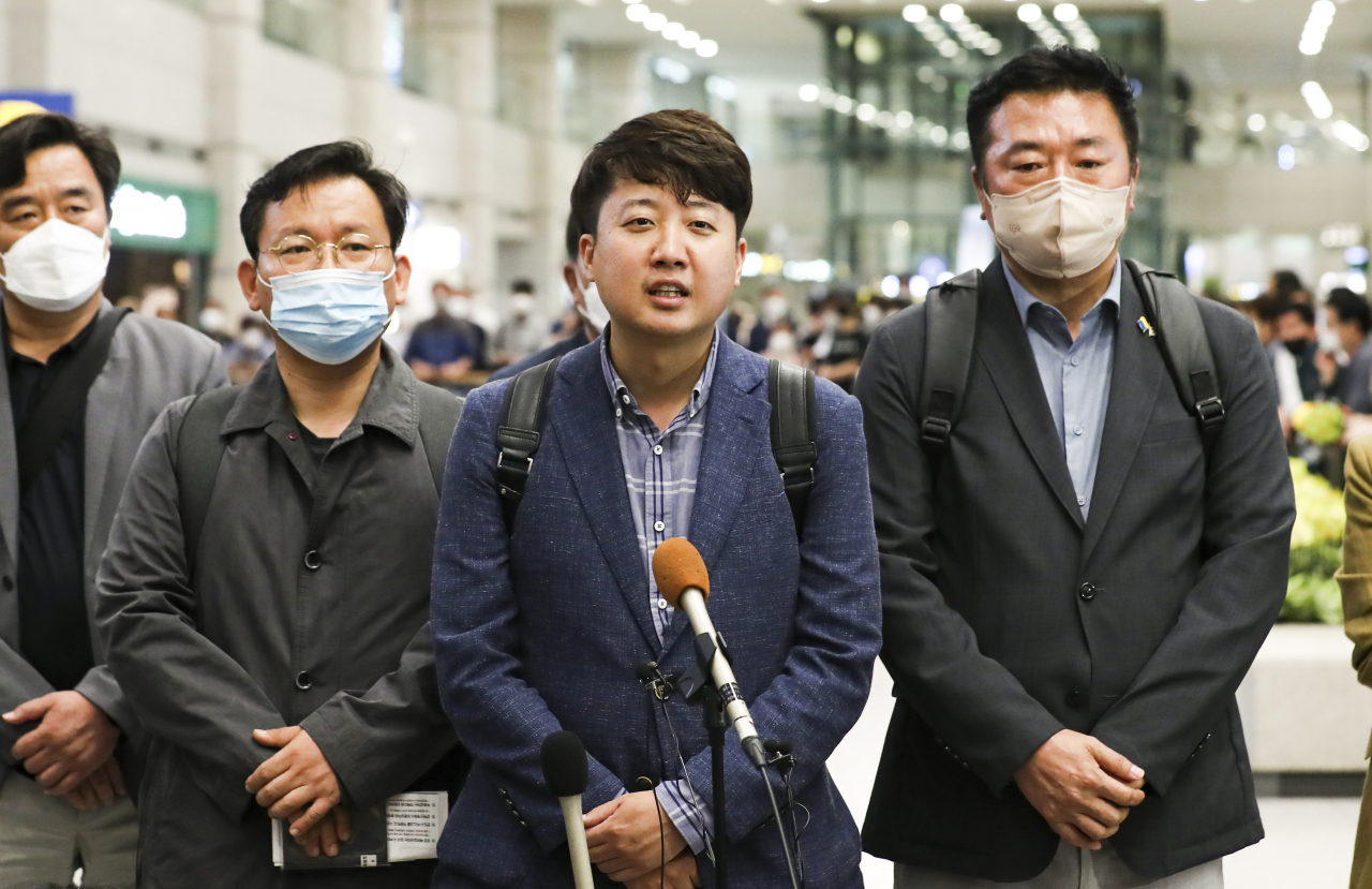 9일 우크라이나 방문을 마치고 귀국한 국민의힘 이준석 대표가 9일 인천공항 입국장에서 기자들의 질문에 답하고 있다. [연합]
