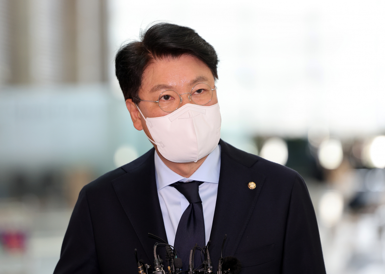장제원 국민의힘 국회의원이 대통령 특사 자격으로 지난달 15일 인천국제공항을 통해 아랍에미리트(UAE)로 출국하기 전 취재진과 질의 응답 하고 있다. 장 의원은 당내 공부모임 '민들레'를 주도한 것으로 알려진다. [연합]