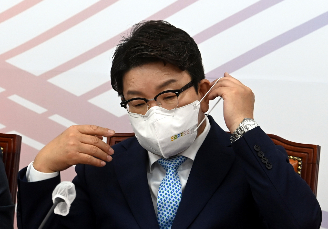 9일 오전 국회에서 열린 국민의힘 최고위원회의에서 권성동 원내대표가 모두 발언 후 마스크를 쓰고 있다. [이상섭 기자]