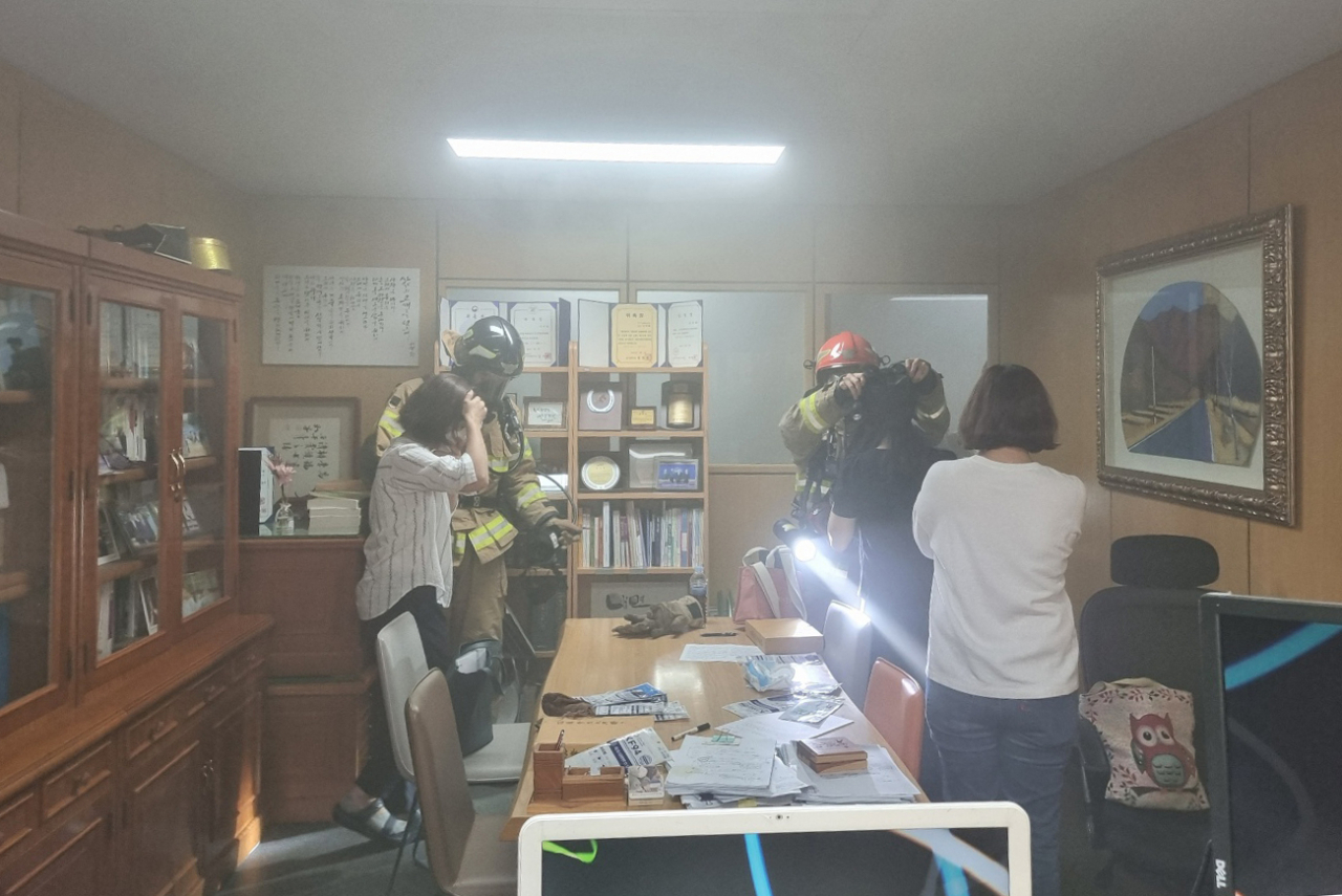 지난 9일 대구 수성구 범어동 대구지법 인근 변호사 사무실 빌딩에서 화재가 발생, 다른 사무실에 있던 직원들이 소방관의 도움을 받아 대피하고 있다. 이들은 20분 가깝게 밖으로 나가지 못했다가 소방관이 도착한 뒤 방독면을 받아 건물 밖으로 나왔다. [연합]