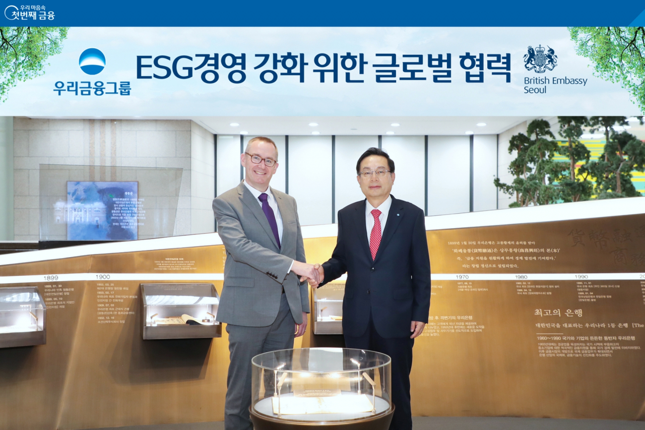 손태승(오른쪽) 우리금융그룹 회장이 지난 9일 서울시 중구 우리금융그룹 본사에 소재한 '우리금융 역사의 전당'에서 콜린 크룩스(Colin Crooks) 주한영국대사와 기념사진을 촬영하고 있다.