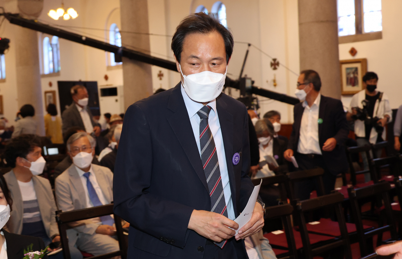 더불어민주당 비상대책위원장으로 내정된 우상호 의원이 10일 서울시 중구 대한성공회 서울주교좌성당에서 열린 제35주년 6·10민주항쟁 기념식에 참석하고 있다. [연합]