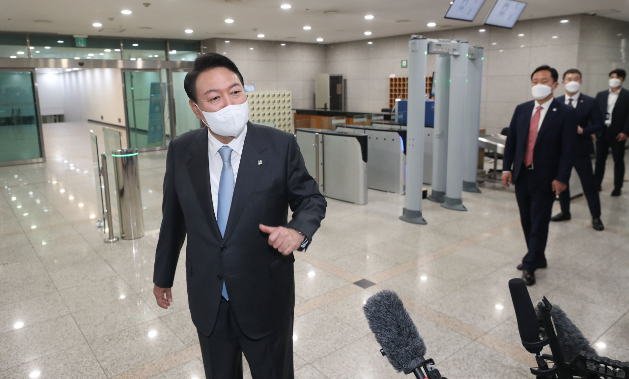 취임 한 달을 맞은 윤석열 대통령이 10일 오전 용산 대통령실 청사로 출근하며 취재진의 질문에 답하고 있다. [연합]