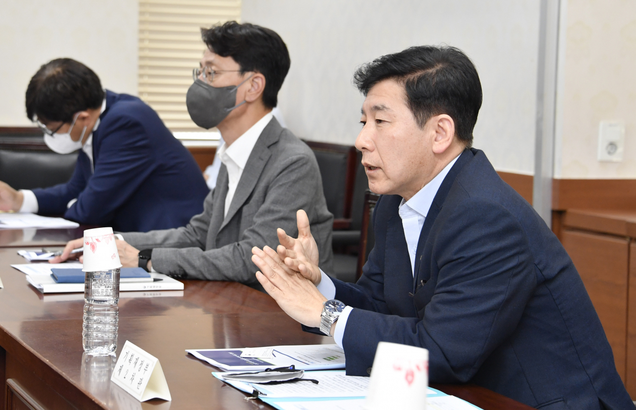 정부가 물가안정에 기여하는 재정사업을 집중 관리한다. 재정집행 관리방식을 전체 집행률을 점검하는 방식에서 벗어나, 재정관리점검회의를 통해 집중 점검·관리하겠다는 것이다.최상대 기획재정부 제2차관은 10일 한국농수산식품유통공사 aT센터에서 재정집행관계차관회의를 개최하고 “분야별·사업별 물가안정을 위한 집행관리방안에 대해 논의하고자, 처음으로 재정집행관계차관회의를 개최하게 됐다”며 이같이 밝혔다. 사진은 지난 2일 정부서울청사에서 공공기관 혁신 관련 전문가 간담회를 주재하고 있는 최 차관. [연합]