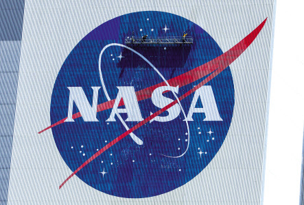 미국 항공우주국(NASA·나사)이 9일(현지시간) 연구팀을 꾸려 미확인비행물체(UFO)에 대한 실체 규명에 나선다고 밝혔다. 작업자들이 미국 플로리다주에 있는 케네디우주센터 건물 외벽에 있는 나사의 로고를 세척하고 있다. [로이터]