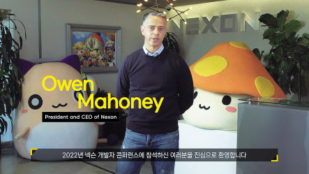 오웬 마호니 넥슨 대표이사(CEO)가 ‘넥슨개발자콘퍼런스(NDC22)’에서 환영사를 하고 있다. [넥슨 제공]