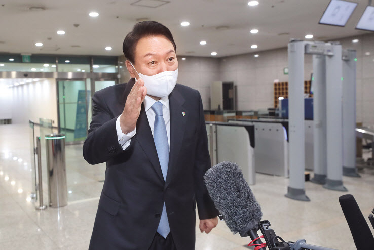 취임 한 달을 맞은 윤석열 대통령이 10일 오전 용산 대통령실 청사로 출근하며 취재진의 질문에 답하고 있다. 출퇴시에 갖는 약식 기자회견을 뜻하는 ‘도어스테핑’은 윤 대통령의 대표적인 파격·소통 사례로 꼽힌다. [연합]
