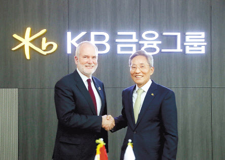 윤종규(오른쪽) KB금융그룹 회장과 토마스 앙커 크리스텐센 덴마크 기후대사가 기념촬영을 하고 있다.