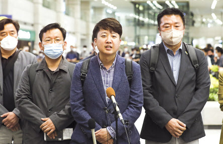 9일 우크라이나 방문을 마치고 귀국한 이준석 국민의힘 대표가 9일 인천공항 입국장에서 기자들의 질문에 답하고 있다. [연합]