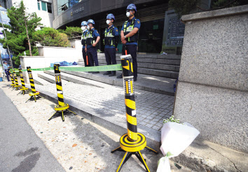 10일 대구 수성구 범어동 변호사 사무실 화재 현장 앞에 인근 법무사 사무실 직원이 놓고 간 조화가 놓여 있다. [연합]
