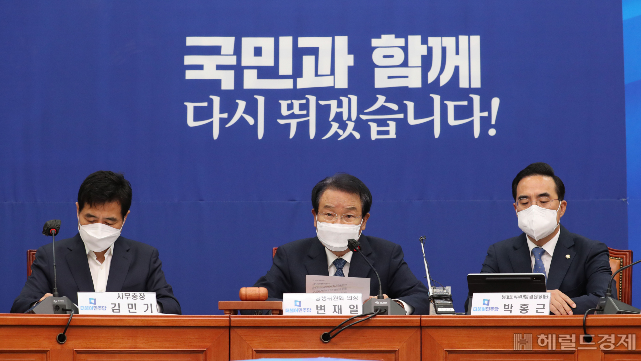 10일 서울 여의도 국회에서 비상대책위원회 구성 인준 및 추가 구성 권한 위임과 관련 더불어민주당 제4차 중앙위원회가 열린 가운데 변재일 의장이 모두발언을 하고 있다. 이상섭 기자