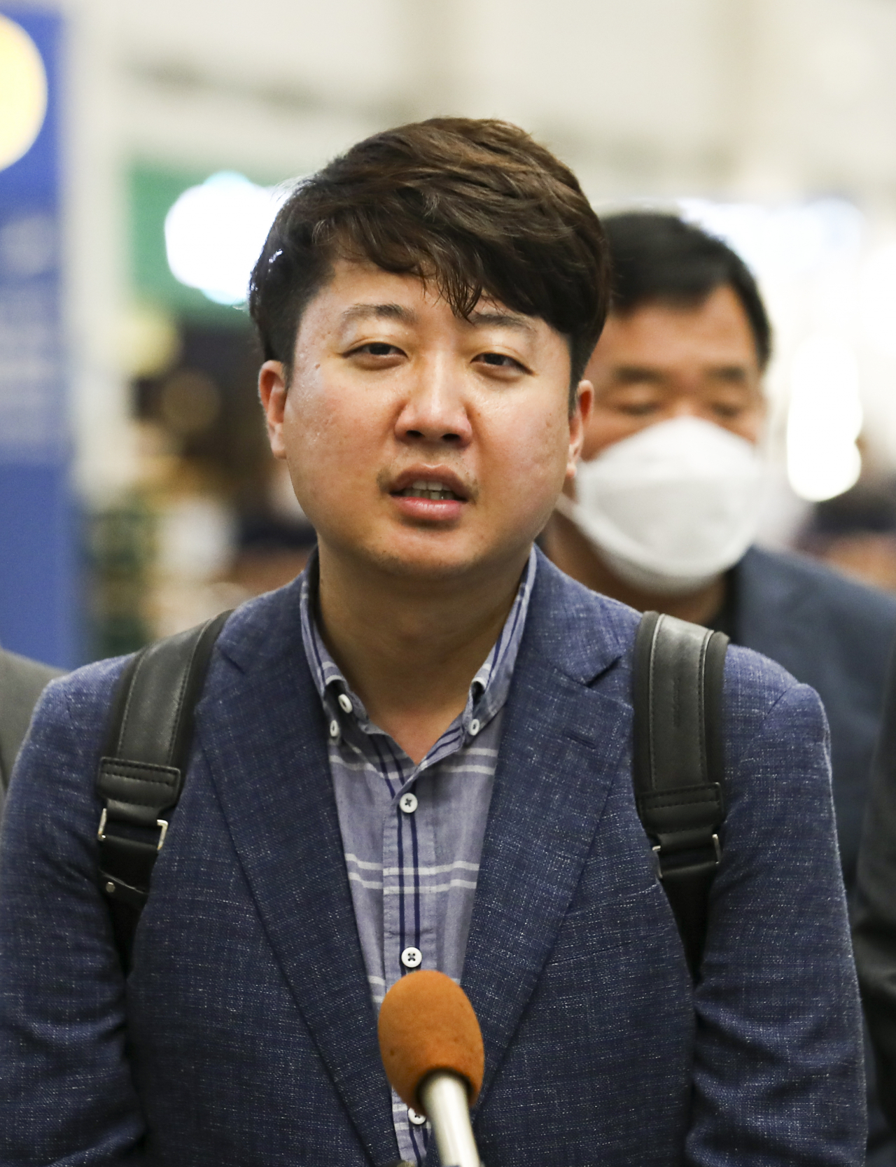 9일 우크라이나 방문을 마치고 귀국한 국민의힘 이준석 대표가 9일 인천공항 입국장에서 기자들의 질문에 답하고 있다. [연합]