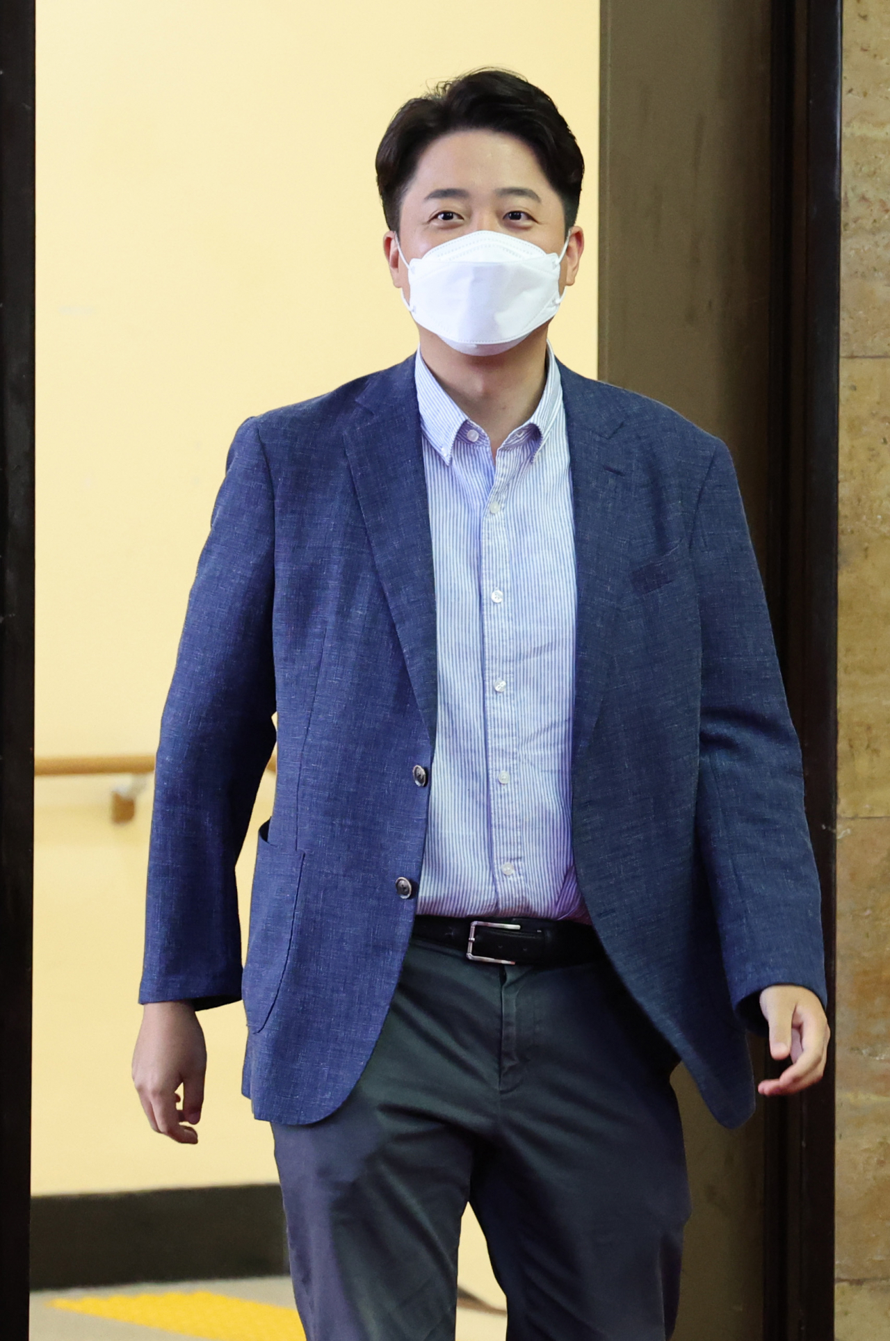 이준석 국민의힘 대표가 3일 국회에 출근해 대표실로 이동하고 있다. [이상섭 기자]