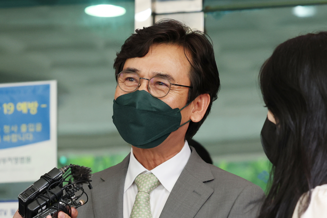 한동훈 법무부 장관의 명예를 훼손한 혐의로 재판에 넘겨진 유시민 전 노무현재단 이사장이 9일 오후 서울 마포구 서울서부지법에서 열린 선고 공판을 마치고 나와 취재진의 질문에 답하고 있다. 법원은 유 전 이사장에게 500만원의 벌금형을 선고했다. [연합]