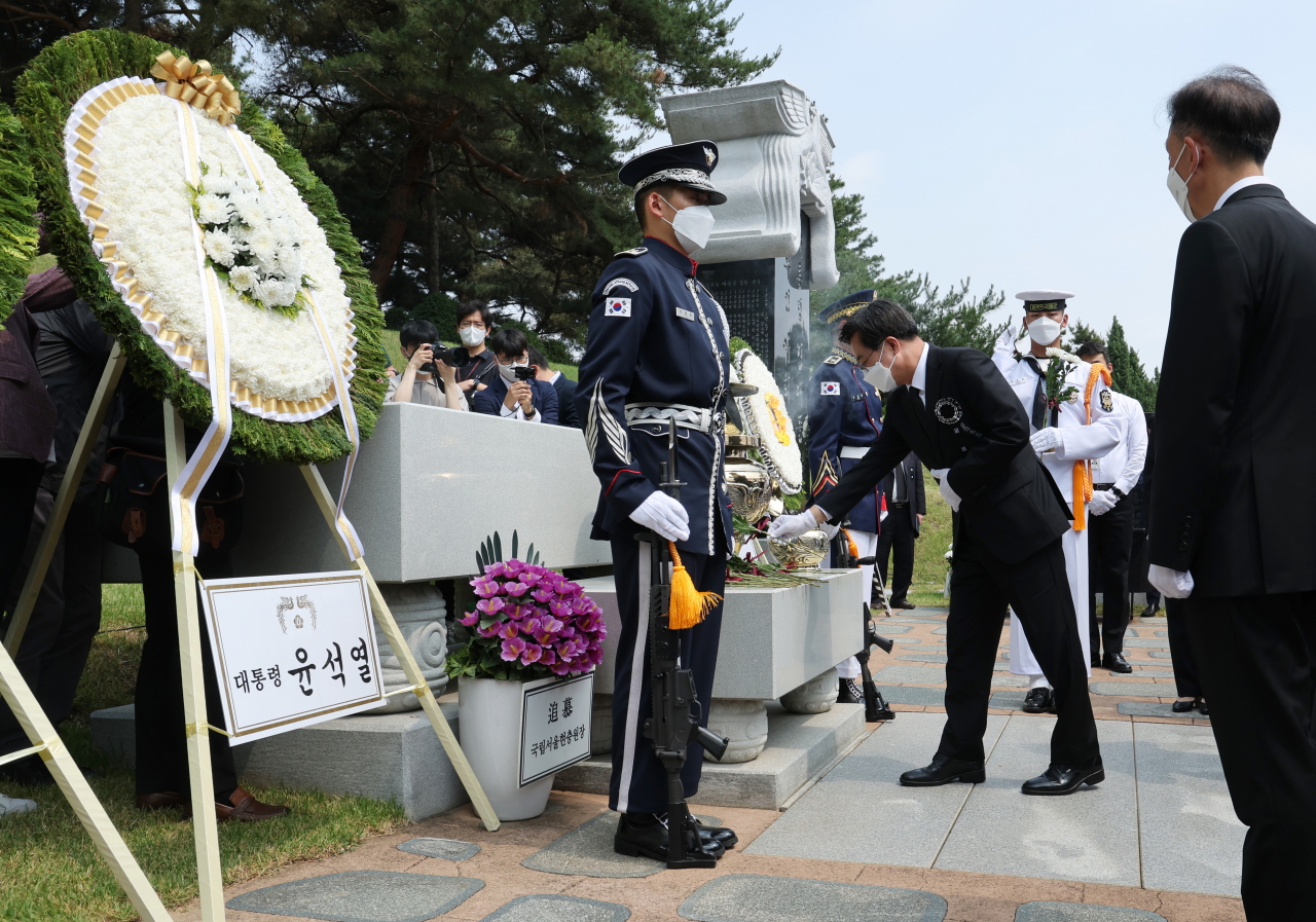 김동연 경기도지사 당선인이 10일 오전 서울 동작구 국립현충원에서 열린 '고 이희호 여사 3주기 추도식'에서 분향하고 있다. 왼쪽으로 윤석열 대통령의 화환이 보인다. [연합]