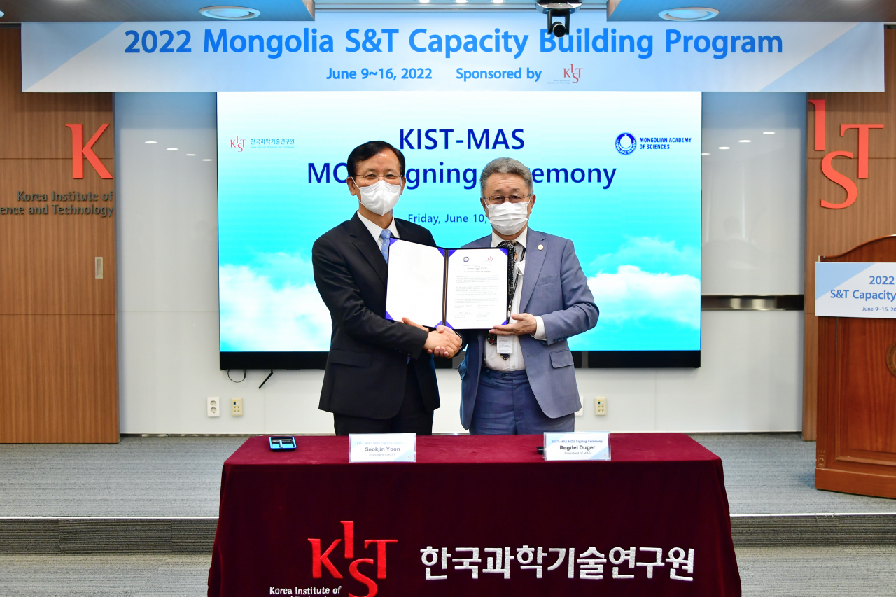 윤석진(왼쪽) KIST 원장과 뚜게르렉델 MAS 원장이 협정서에 서명을 한 후 기념촬영을 하고있다.[KIST 제공]