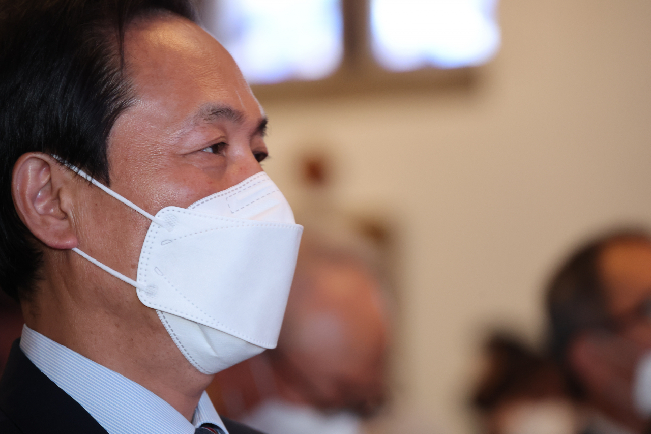 더불어민주당 비상대책위원장에 인준된 우상호 의원이 10일 서울시 중구 대한성공회 서울주교좌성당에서 열린 제35주년 6·10민주항쟁 기념식에 참석, 자리에 앉아 있다. [연합]