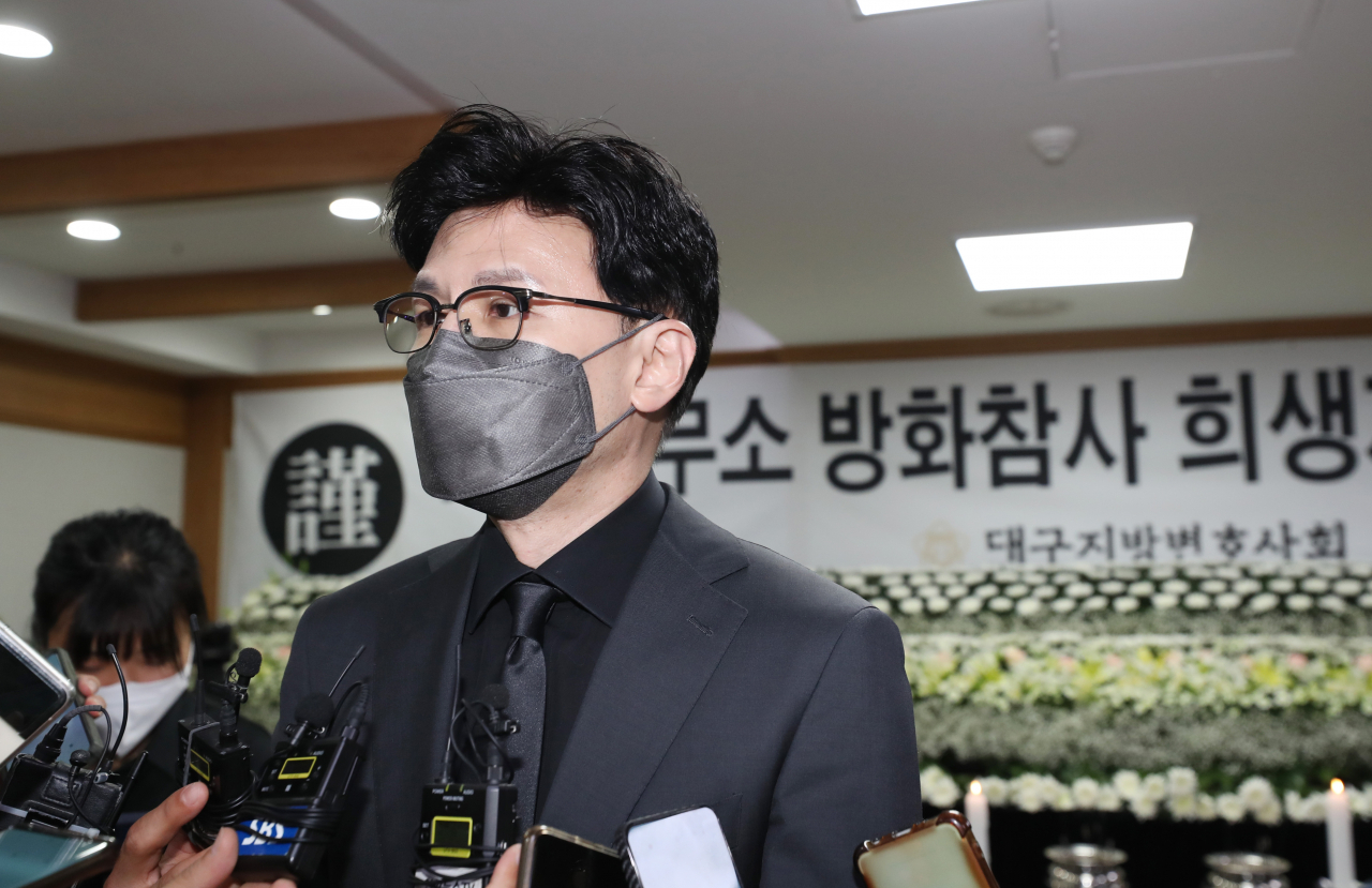 한동훈 법무부장관이 10일 대구 경북대병원 장례식장에 마련된 변호사 사무실 방화 사건 피해자 합동 분향소를 찾아 헌화한 뒤 취재진의 질문에 답변하고 있다. [연합]