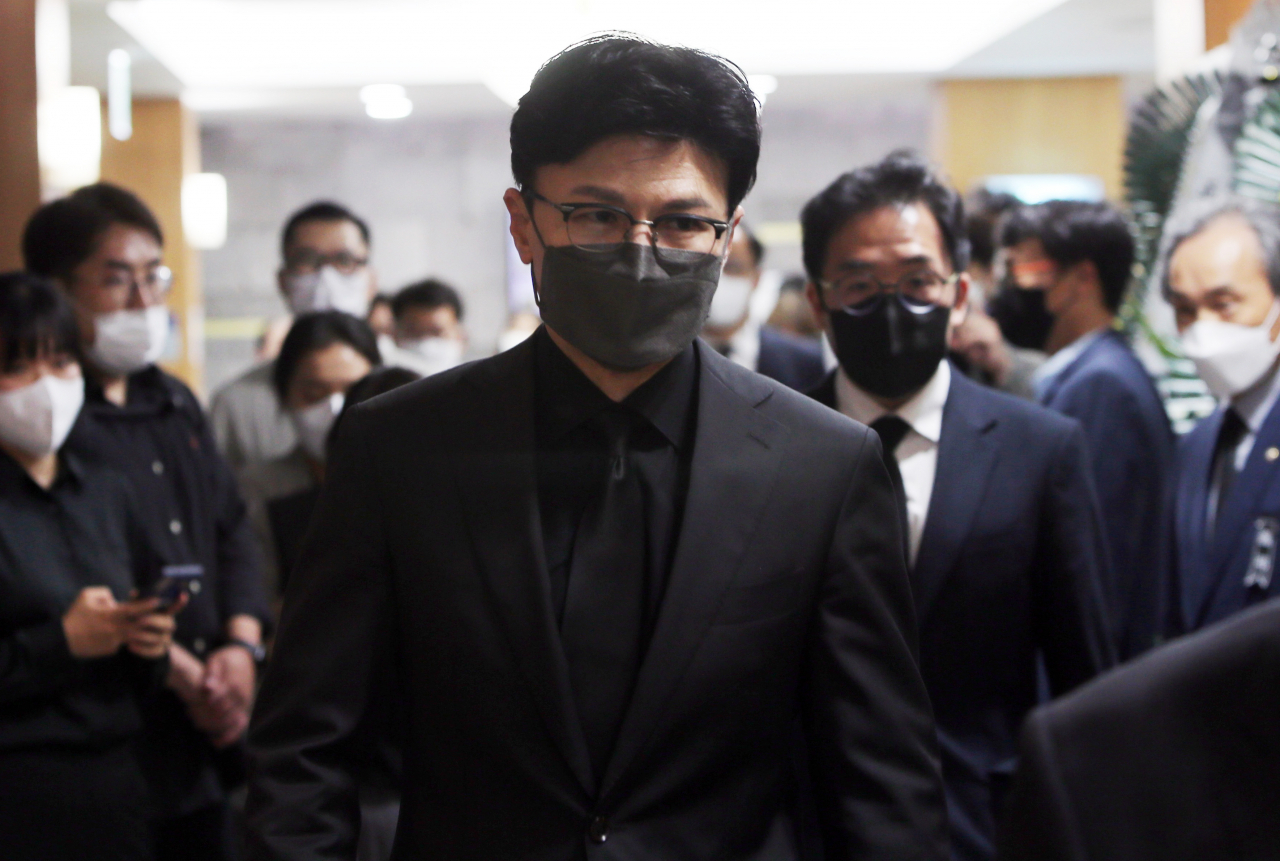 한동훈 법무부장관이 10일 대구 경북대병원 장례식장에 마련된 변호사 사무실 방화 사건 피해자 합동 분향소로 들어서고 있다. [연합]