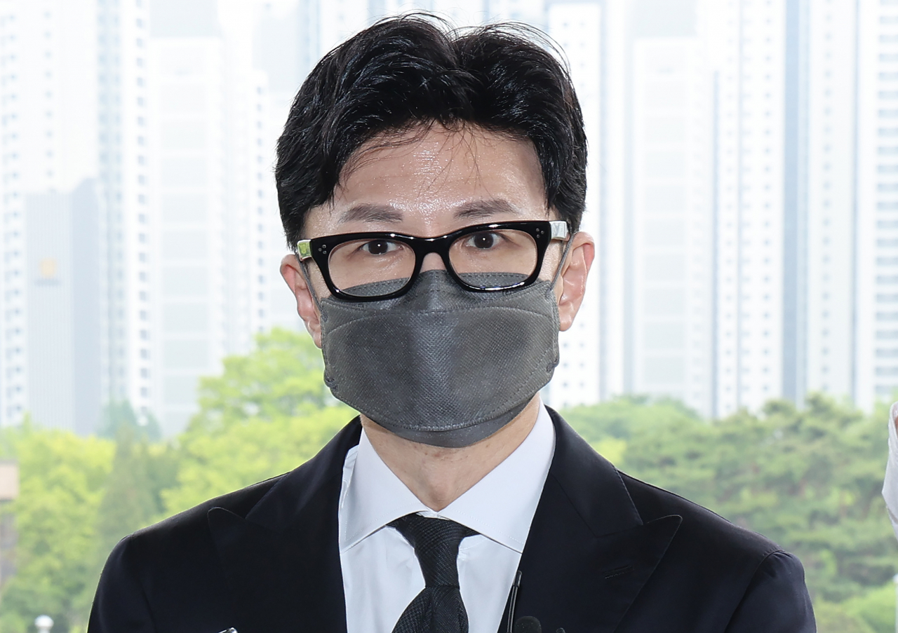한동훈 법무부 장관이 9일 오후 정부과천청사로 출근하며 취재진 질문에 답하고 있다. [연합]
