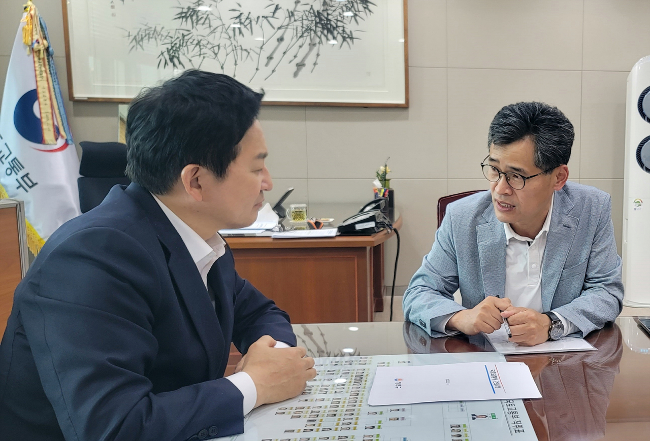 원희룡 국토교통부 장관과 만나 지역 현안을 논의 중인 이기재 서울 양천구청장 당선인