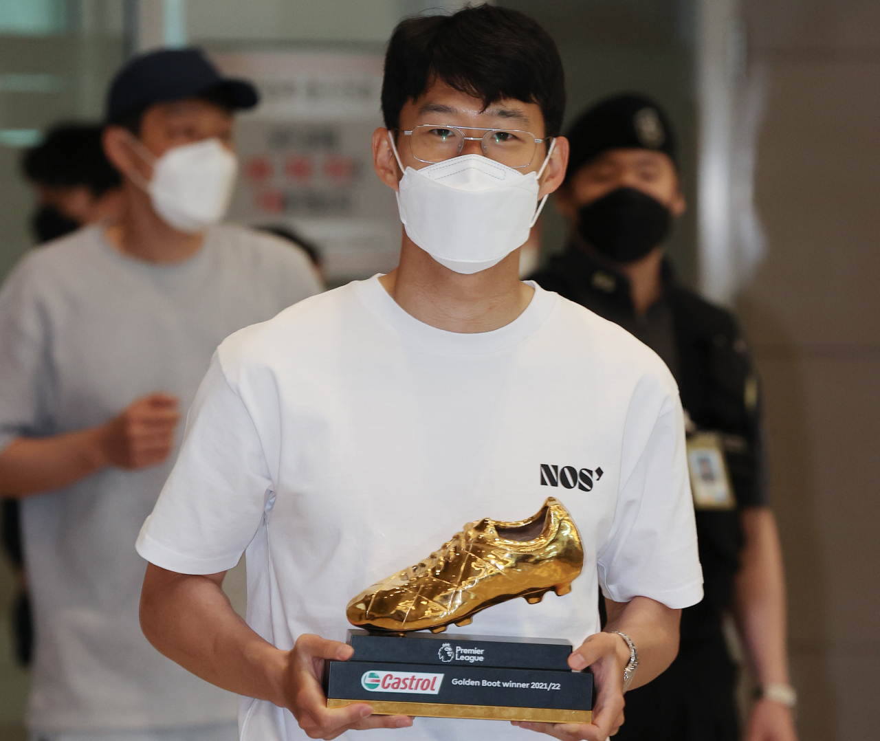 아시아 최초로 영국 프리미어리그 득점왕으로 등극한 손흥민(30·토트넘)이 인천국제공항 제2여객터미널로 귀국할 당시 골든부트 트로피를 손에 들고 있다.[연합]