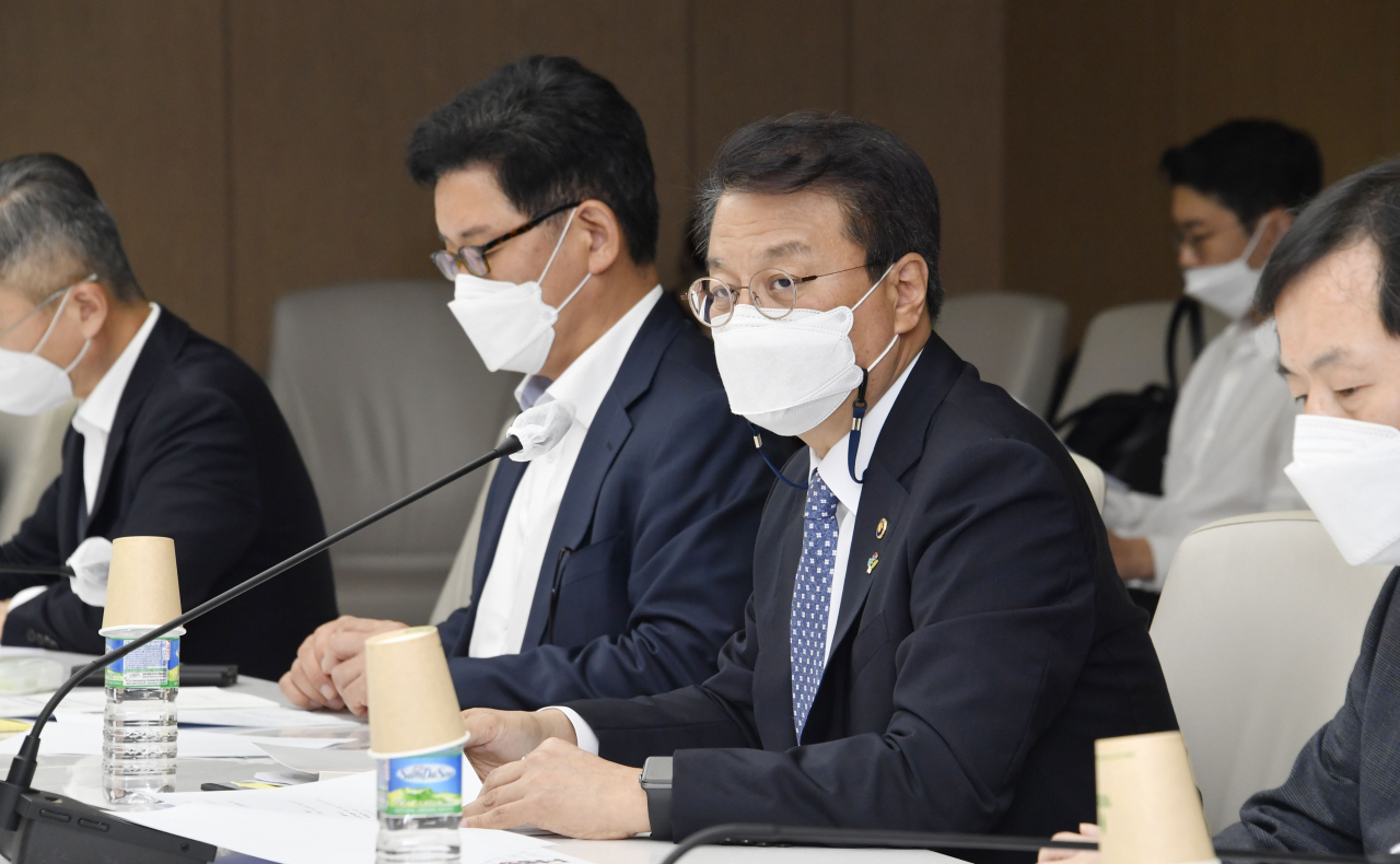 방기선 기획재정부 차관이 3일 서울 중구 남대문 대한상공회의소에서 '중장기 조세정책 심의위원회 1차 회의'를 주재하고 있다. 연합뉴스