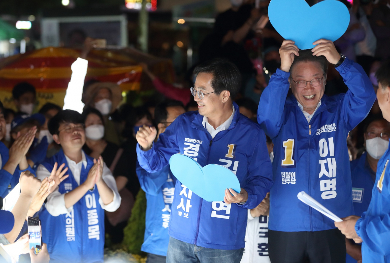 왼쪽 김동연, 오른쪽 이재명.
