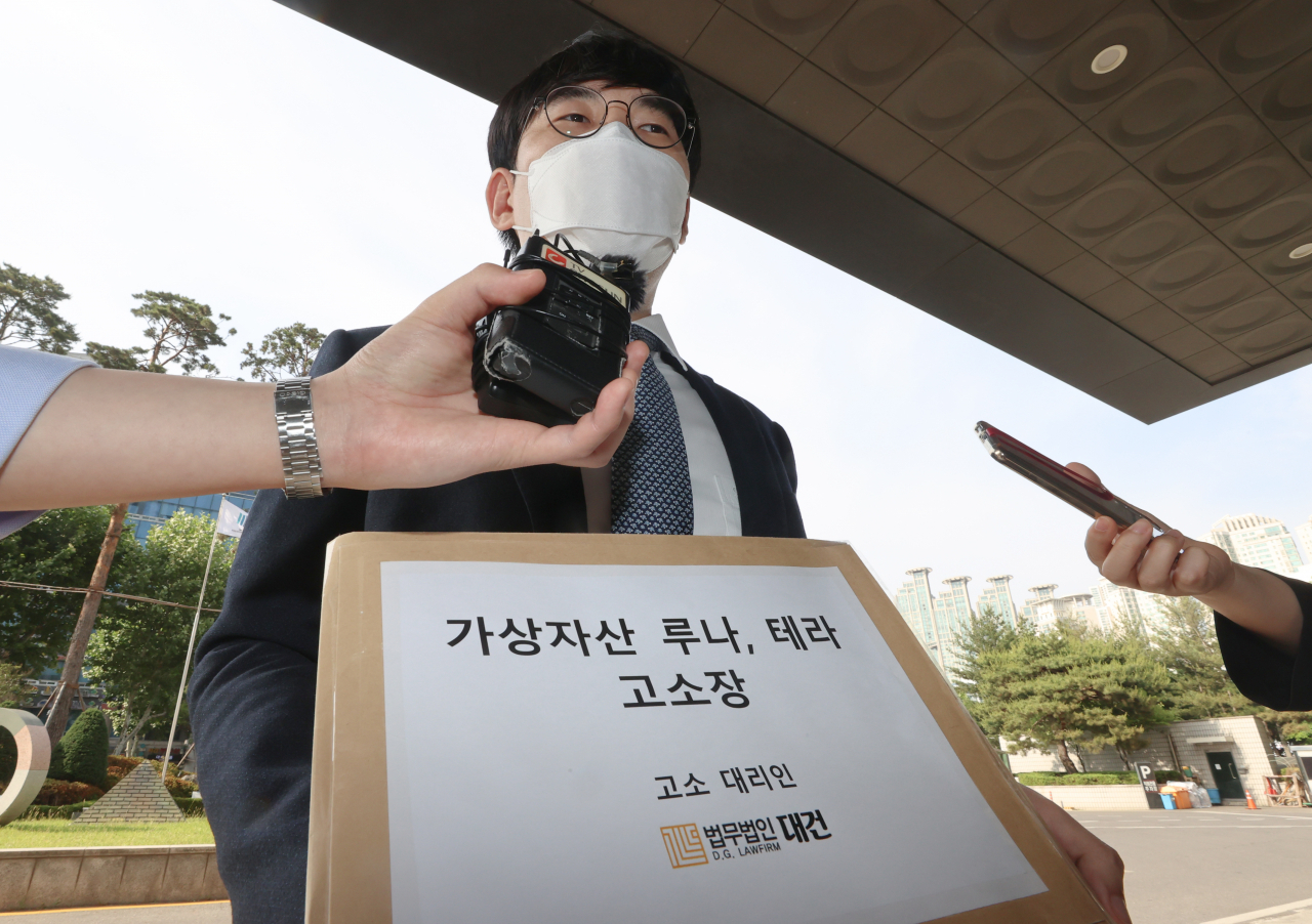 2일 오후 가상화폐 테라·루나 폭락 손실 투자자들을 대리하는 법무법인 대건 이승권 변호사가 고소장 접수를 위해 서울남부지방검찰청로 들어가며 취재진 질문에 답하고 있다. [연합]