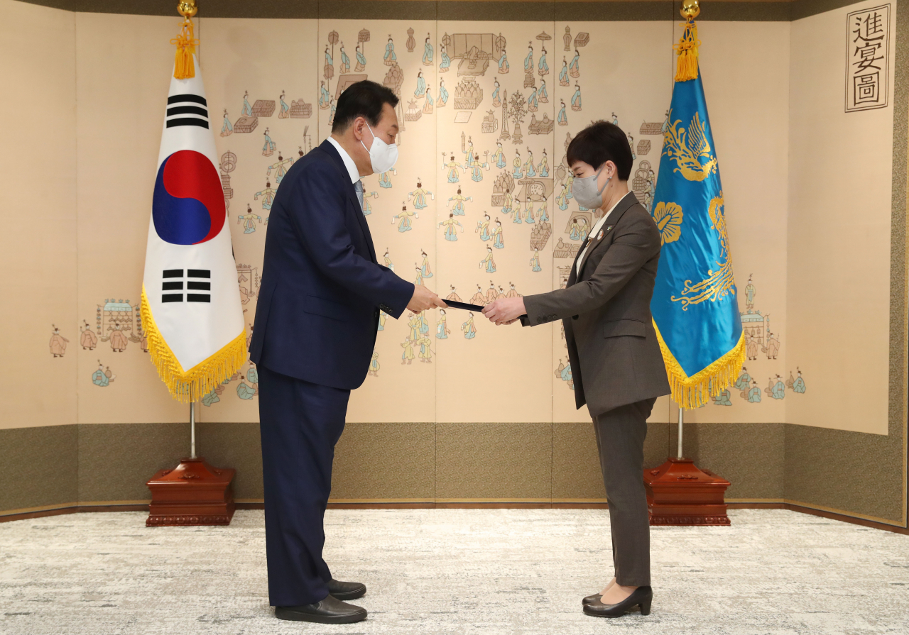 윤석열 대통령이 7일 서울 용산 대통령실 청사에서 공군 성폭력 피해자 '고(故) 이예람 중사 사망사건' 수사를 맡은 안미영 특별검사에게 임명장을 수여하고 있다. 특검팀은 이날 서울 서대문구 미근동 사무실에서 현판식을 열고 공식 출범했다. [연합]