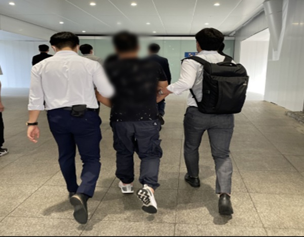 전남경찰청이 베트남 현지에서 보이스피싱 조폭 일당을 검거하고 있다.