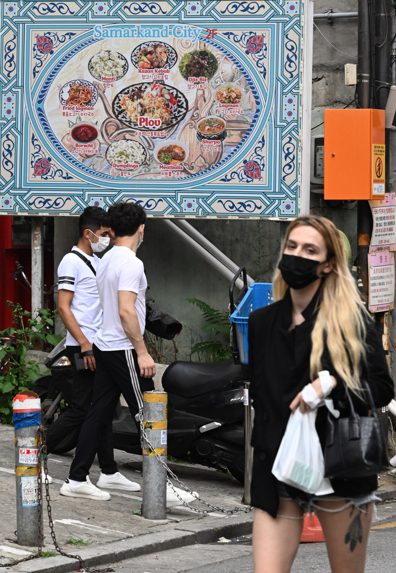 People walk at the Gwanghee-dong Central Asia Street, famous for shops run by people from Central Asia, located in Jung-gu, Seoul, June 6.  (Im Se-jun/The Korea Herald)