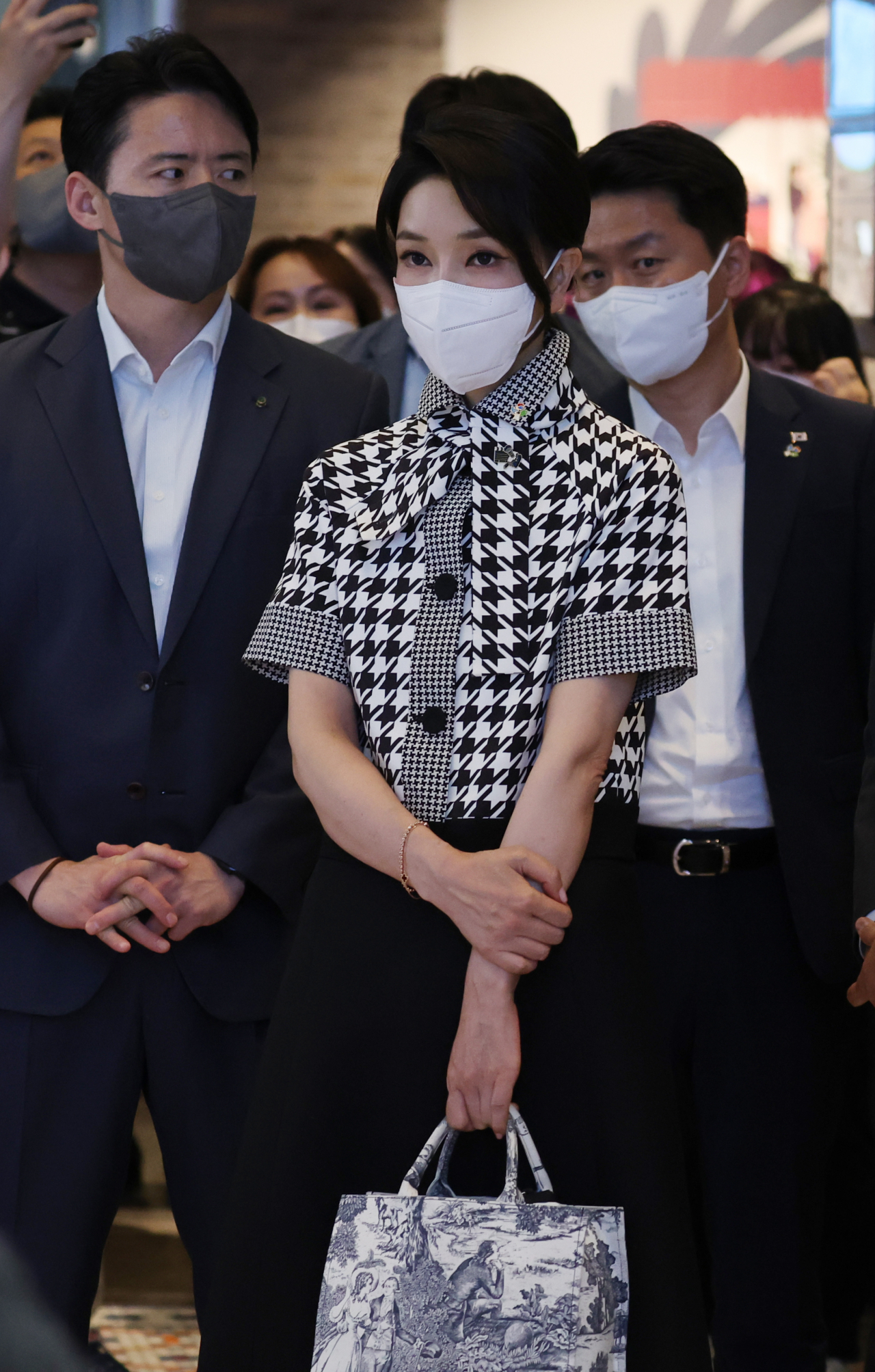 김건희 여사가 12일 서울 시내 한 영화관에서 윤석열 대통령과 영화 '브로커'를 관람한 뒤 언론과 인터뷰하는 윤 대통령을 지켜보고 있다. 영화 '브로커'에 출연한 배우 송강호는 한국 배우 최초로 칸국제영화제에서 남우주연상을 수상했다. [연합]
