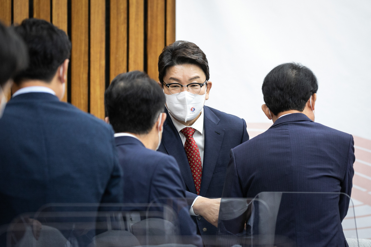 국민의힘 권성동 원내대표가 10일 오전 서울 여의도 국회에서 열린 원내대책회의에 참석하고 있다. [연합]