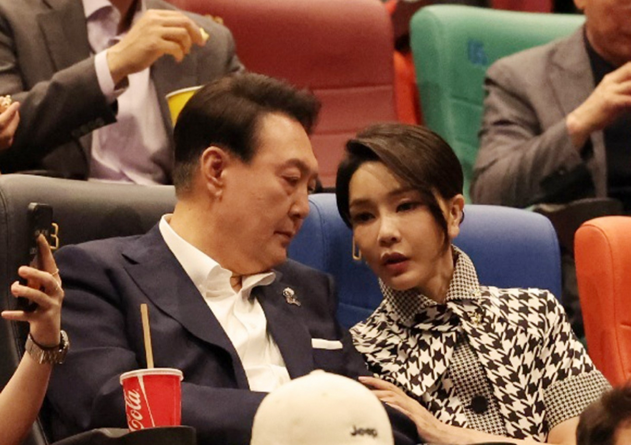 윤석열 대통령 내외가 12일 오후 영화 '브로커'를 관람하기 위해 서울 시내 한 영화관을 방문하고 있다. 영화 '브로커'에 출연한 배우 송강호는 한국 배우 최초로 칸국제영화제에서 남우주연상을 수상했다. [연합]