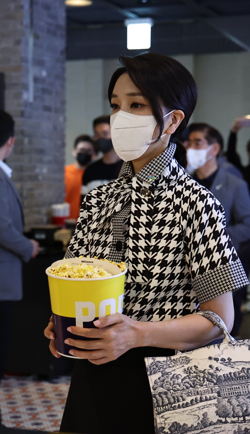 윤석열 대통령과 함께 영화 ‘브로커’ 관람에 나선 김건희 여사가 12일 오후 서울 시내 한 영화관을 방문, 팝콘을 구매하고 있다. 영화 ‘브로커’에 출연한 배우 송강호는 한국 배우 최초로 칸국제영화제에서 남우주연상을 수상했다. [연합]