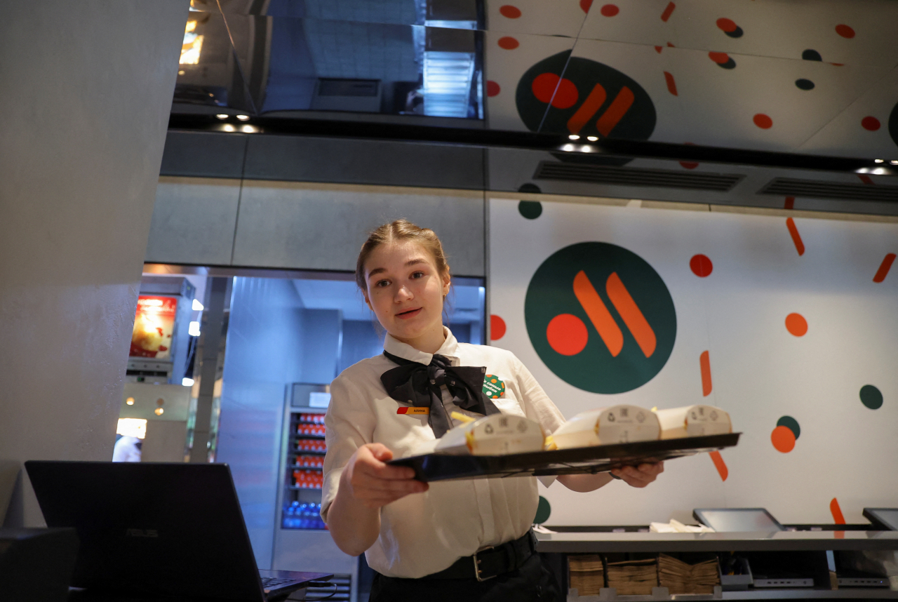 러시아 맥도날드가 12일(현지시간) 모스크바와 인근 지역에 10여 개 매장을 새 브랜드로 재개장했다. ‘브쿠스노 이 토치카’(Вкусно и точка·맛있고 마침표) 이름으로 재개장한 러시아 맥도날드의 종업원이 이날 매장 오픈 전 교육을 받고 있다. [로이터]