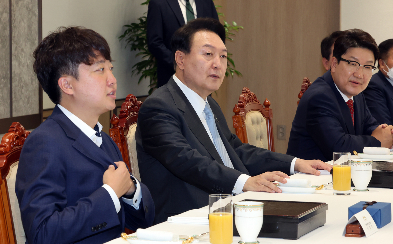 윤석열 대통령이 지난 10일 오후 용산 대통령실 청사 대접견실에서 열린 국민의힘 지도부 초청 오찬 간담회에서 대화하고 있다. 왼쪽부터 이준석 대표, 윤 대통령, 권성동 원내대표. [연합]