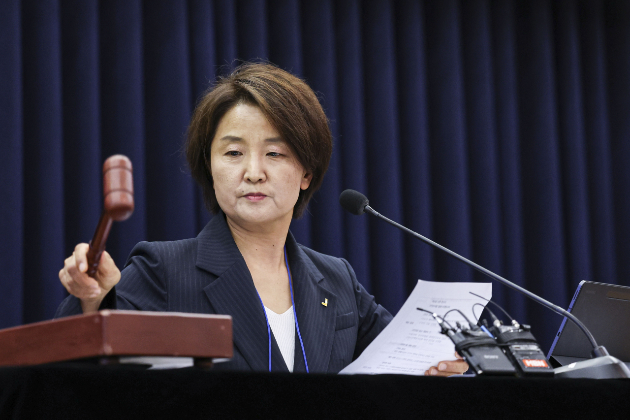 정의당 이은주 원내대표가 12일 서울 여의도 국회 의원회관에서 비상대책위원회 구성 등 논의를 위해 열린 전국위원회에서 의사봉을 두드리고 있다. [연합]