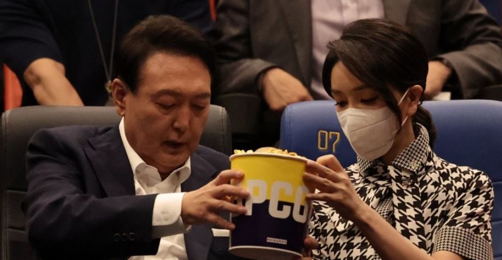 President Yoon Suk-yeol (left) and first lady Kim Keon-hee take seats to see the drama film "Broker" at a movie theater in Seoul on Sunday in this photo provided by the presidential office. (Yonhap)
