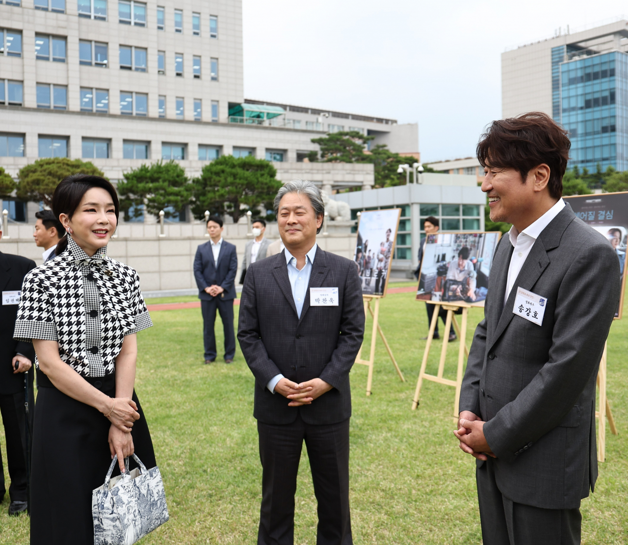 김건희 여사가 12일 오후 서울 용산 대통령실 청사 잔디마당에서 열린 영화관계자 초청 만찬에서 한국 배우 최초로 칸국제영화제에서 남우주연상을 받은 배우 송강호(영화 브로커)와 감독상을 수상한 박찬욱 감독(영화 헤어질 결심)과 대화하고 있다. [연합]