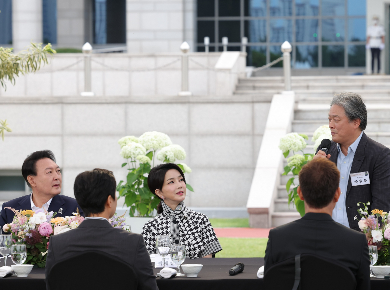 윤석열 대통령 내외가 12일 오후 서울 용산 대통령실 청사 잔디마당에서 열린 영화관계자 초청 만찬에서 칸국제영화제에서 감독상을 수상한 박찬욱 감독(영화 헤어질 결심)의 인사말을 듣고 있다. [연합]