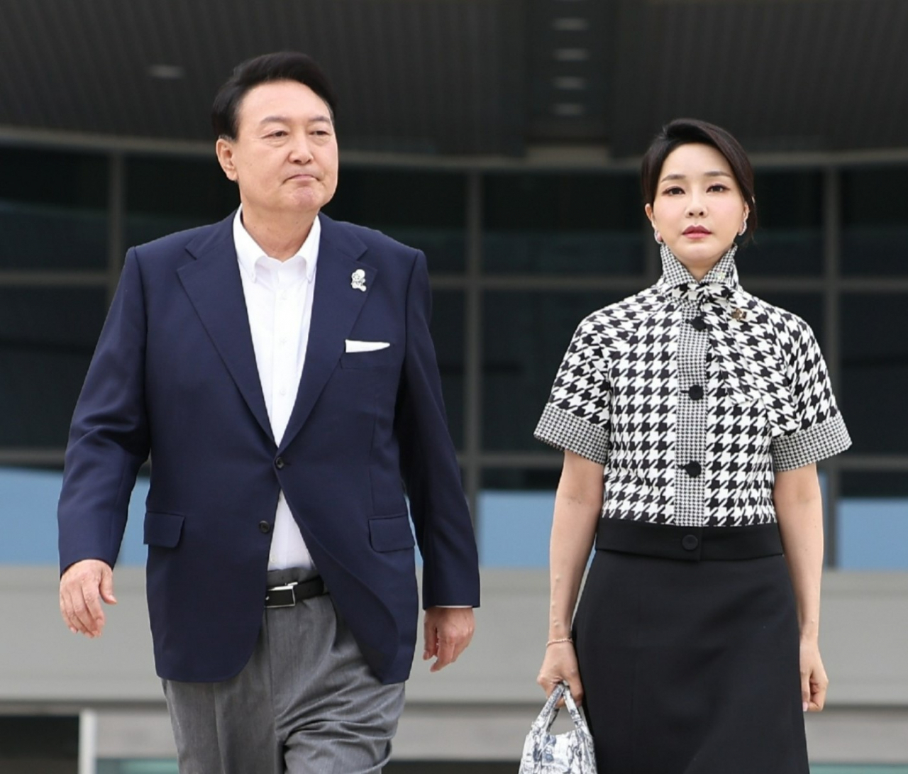 윤석열 대통령 내외가 12일 오후 서울 용산 대통령실 청사 잔디마당에서 열린 영화관계자 초청 만찬에 입장하고 있다. [연합]