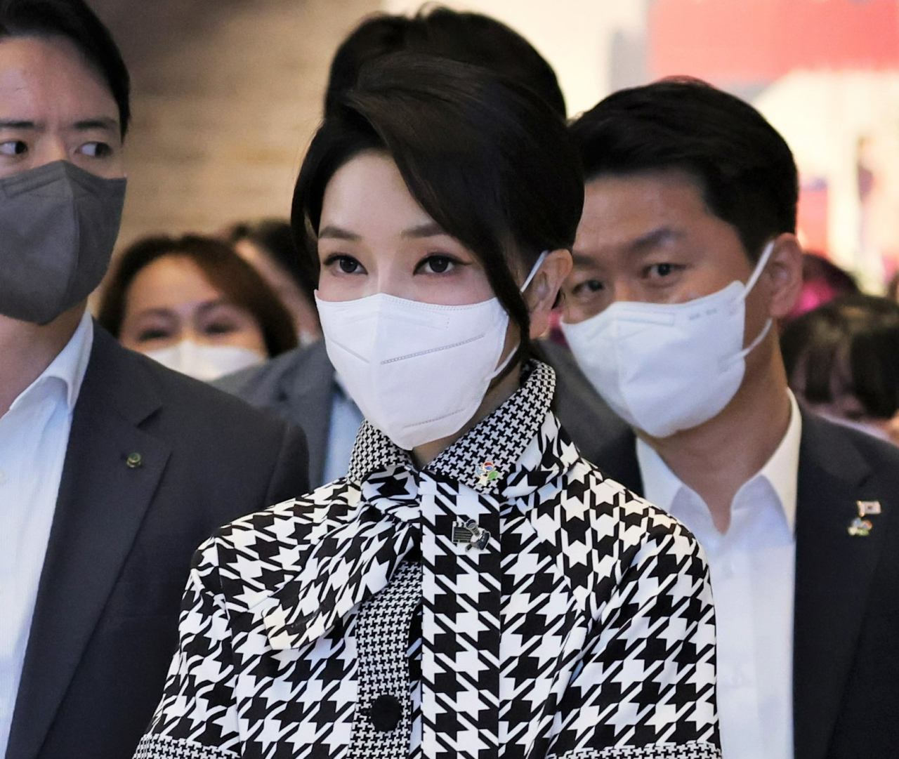 김건희 여사가 12일 서울 시내 한 영화관에서 윤석열 대통령과 영화 '브로커'를 관람한 뒤 언론과 인터뷰하는 윤 대통령을 지켜보고 있다. [연합]