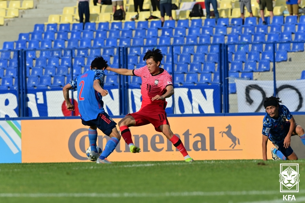 12일 우즈베키스탄 타슈켄트의 파흐타코르 스타디움에서 열린 2022 아시아축구연맹(AFC) U-23 아시안컵 8강전 한국과 일본의 경기. 한국 양현준이 돌파를 시도하고 있다. 연합뉴스
