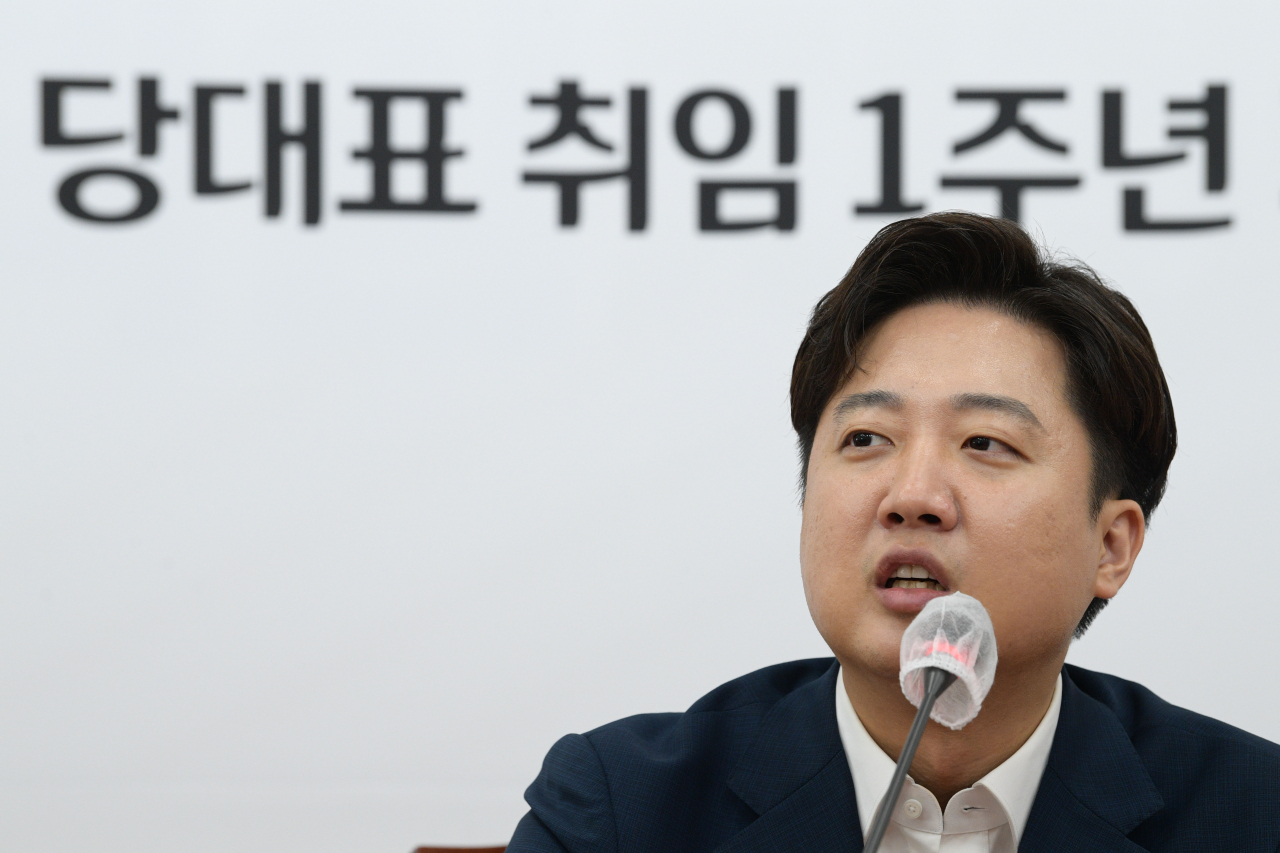 국민의힘 이준석 대표가 12일 오후 서울 여의도 국회에서 열린 당대표 취임 1주년 기자간담회에서 발언하고 있다. [연합]