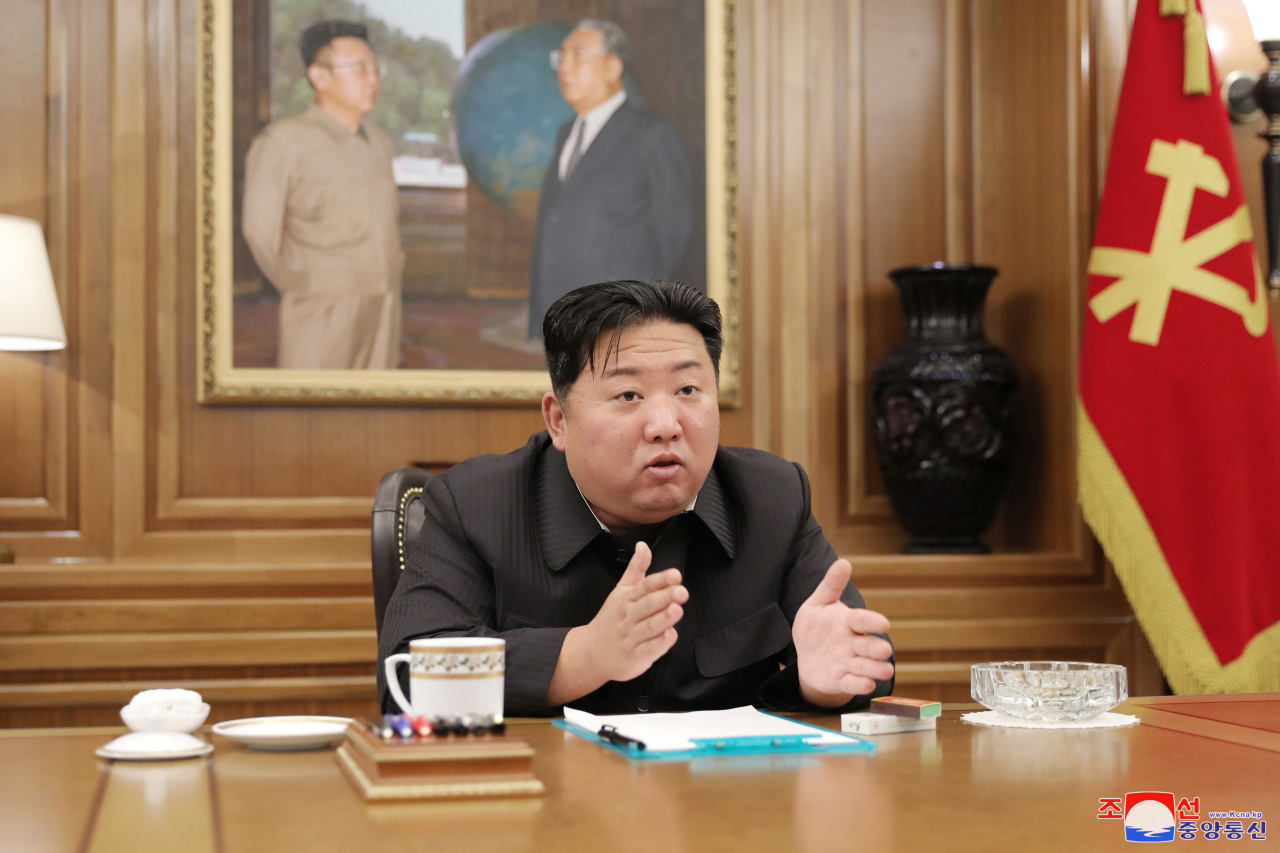 김정은 북한 국무위원장이 당 비서국 회의를 열어 당내 규율준수 기풍을 세우고 간부들의 '비혁명적 행위'에 강도 높게 투쟁해야 한다고 다그쳤다. 조선중앙통신은 13일 "조선노동당 중앙위원회 비서국은 주요 당사업 문제 토의를 위하여 6월 12일 당중앙위원회 본부청사에서 회의를 소집했다"면서 김 위원장이 회의를 주재했다고 보도했다. [연합]