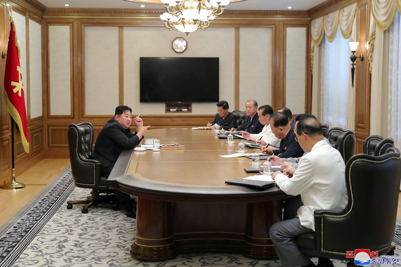 김정은 북한 국무위원장이 당 비서국 회의를 열어 당내 규율준수 기풍을 세우고 간부들의 '비혁명적 행위'에 강도 높게 투쟁해야 한다고 다그쳤다. 조선중앙통신은 13일 "조선노동당 중앙위원회 비서국은 주요 당사업 문제 토의를 위하여 6월 12일 당중앙위원회 본부청사에서 회의를 소집했다"면서 김 위원장이 회의를 주재했다고 보도했다. 김 위원장이 왼손에 담배를 든 채 회의를 진행하고 있다. 당 비서들인 조용원, 박정천, 리병철, 리일환, 김재룡, 전현철, 박태성이 회의에 참가했다. [연합]